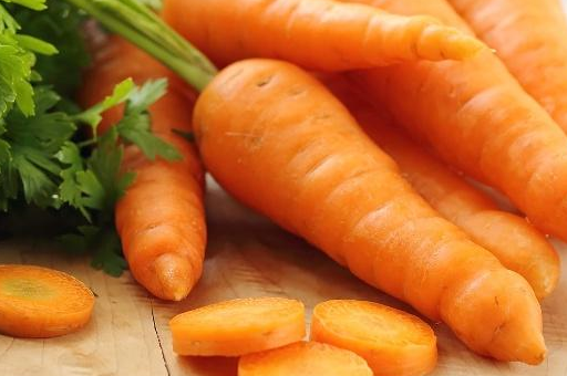 可以起到减肥的功效,其实,常吃一些胡萝卜,还具有降血糖的作用,而且