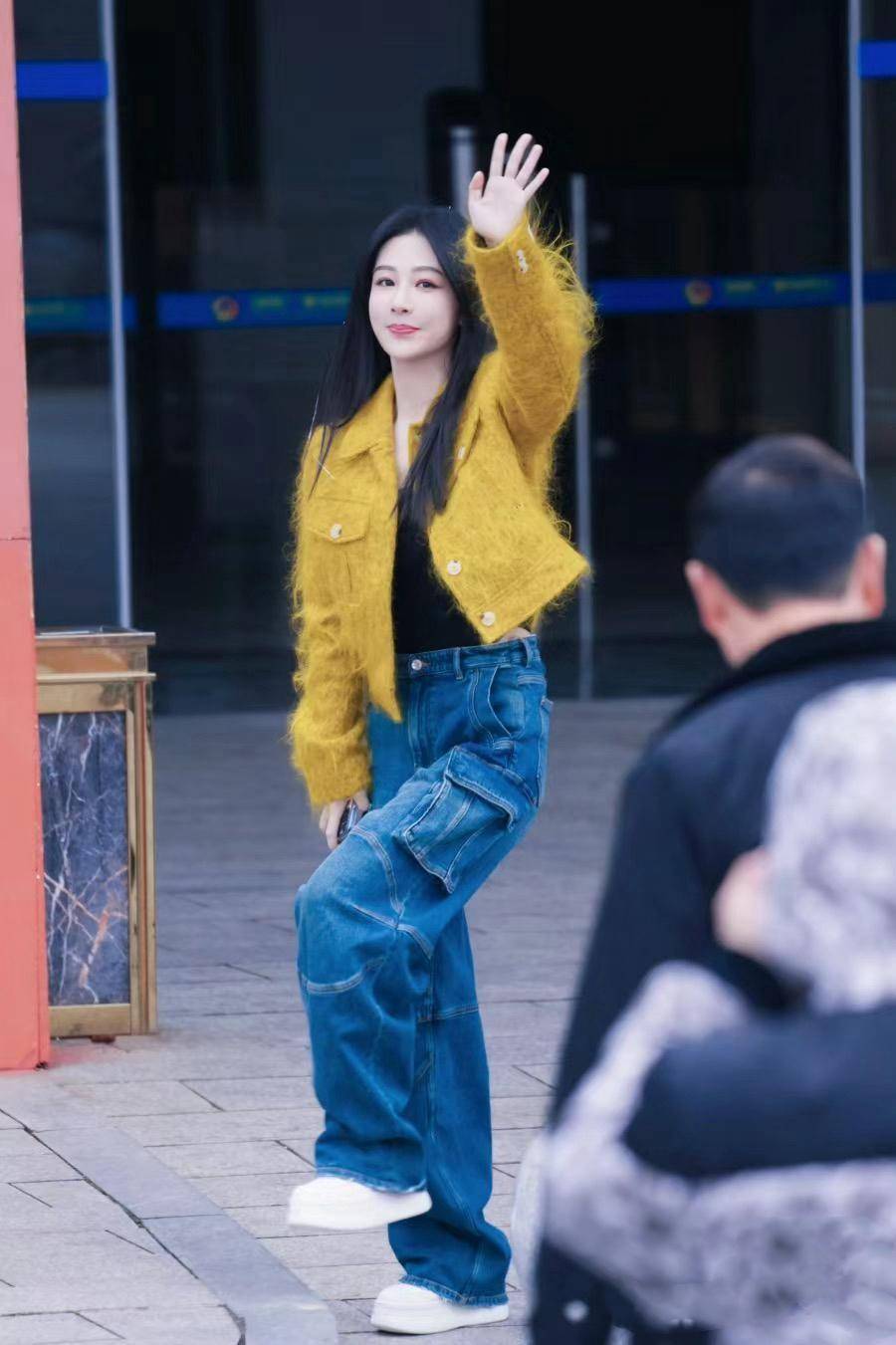 杨紫引领甜美穿搭新风尚,针织衫搭配工装连衣裙 马丁靴,美爆了_气质