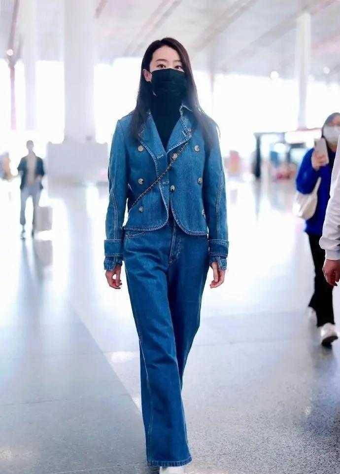 张小斐火了后衣品真高级,一身牛仔穿搭简洁大气,明星