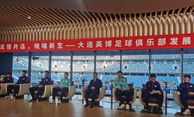 球员代表阎相闯,吕鹏,费煜,孙铂,赵学斌,毛伟杰,黄山和吴昕泽与球迷