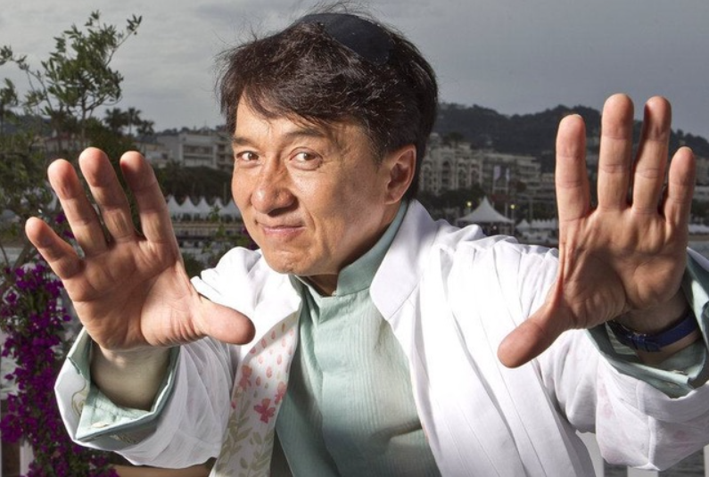 69岁成龙大哥打拳,气势不输自己少年时_表演_功夫_魅力