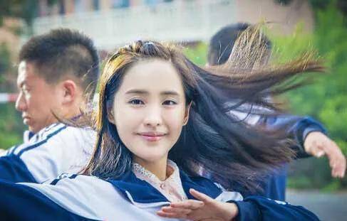 在剧中王智饰演了校花秋雅这个角色,虽然只是女二,但是王智精彩的