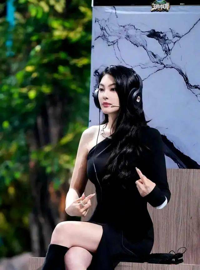 张雨绮真的太会穿!黑裙完美裹住大骨架,配上过膝长靴性感迷人!