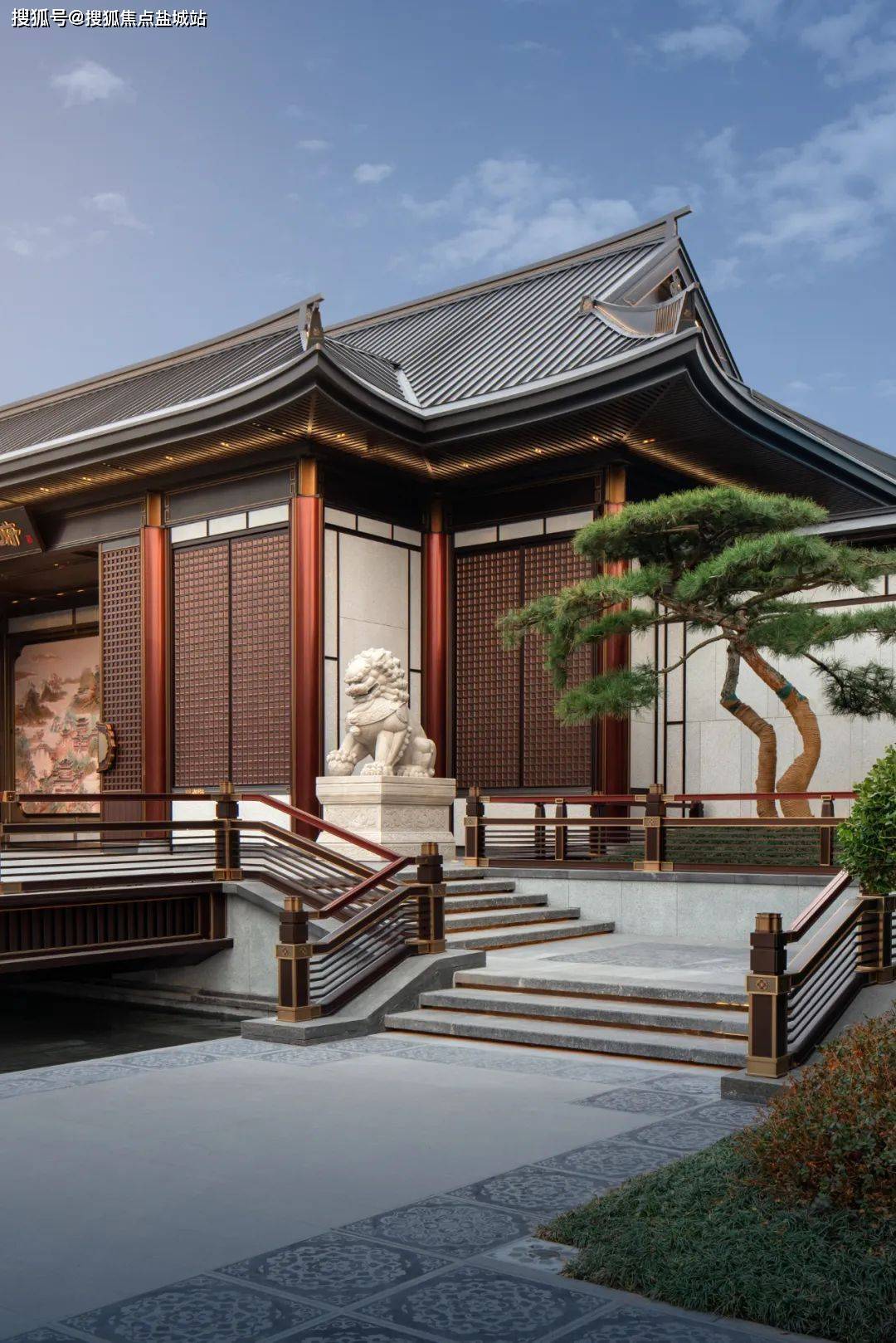 借鉴唐风建筑开间级差关系,设置面阔五间三门,歇山九脊.