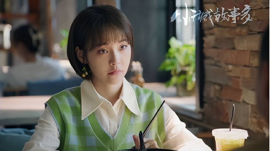 撮合妈妈和继父,背靠舅舅的资源,35岁的张佳宁依然可以