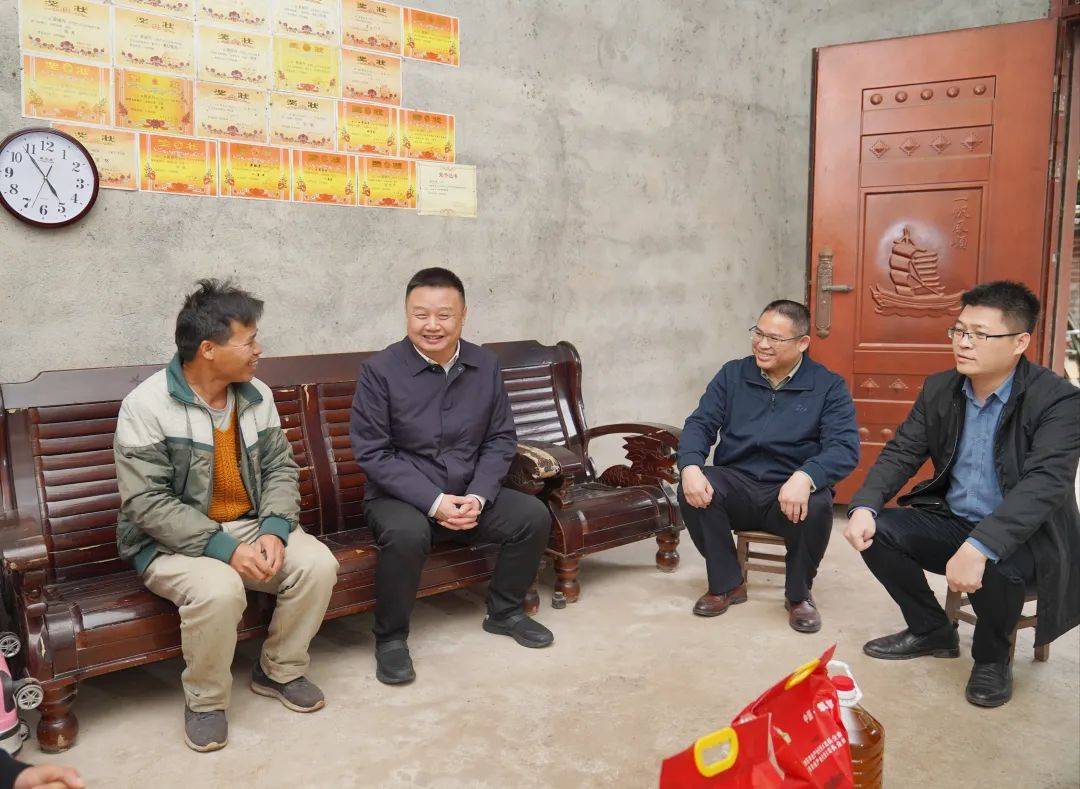 上思县委书记兰宏到那琴乡走访慰问困难群众黄裕源"身体怎么样?