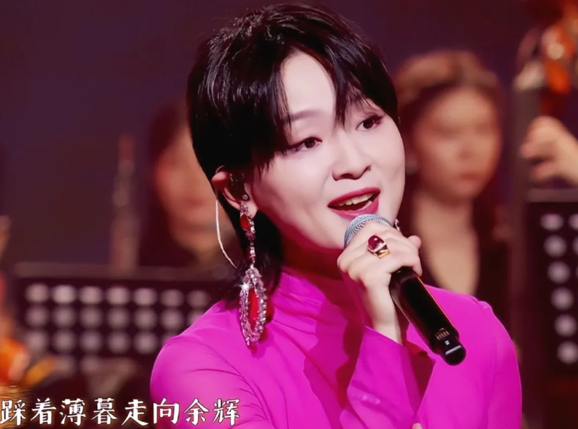第六位:周笔畅作为乐坛的实力唱将,周笔畅在此次盛典上大胆突破自我