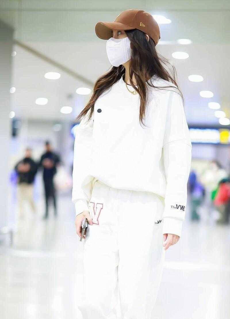 angelababy离婚后衣品飙升,穿白色运动套装,简约大方又洋气_色彩