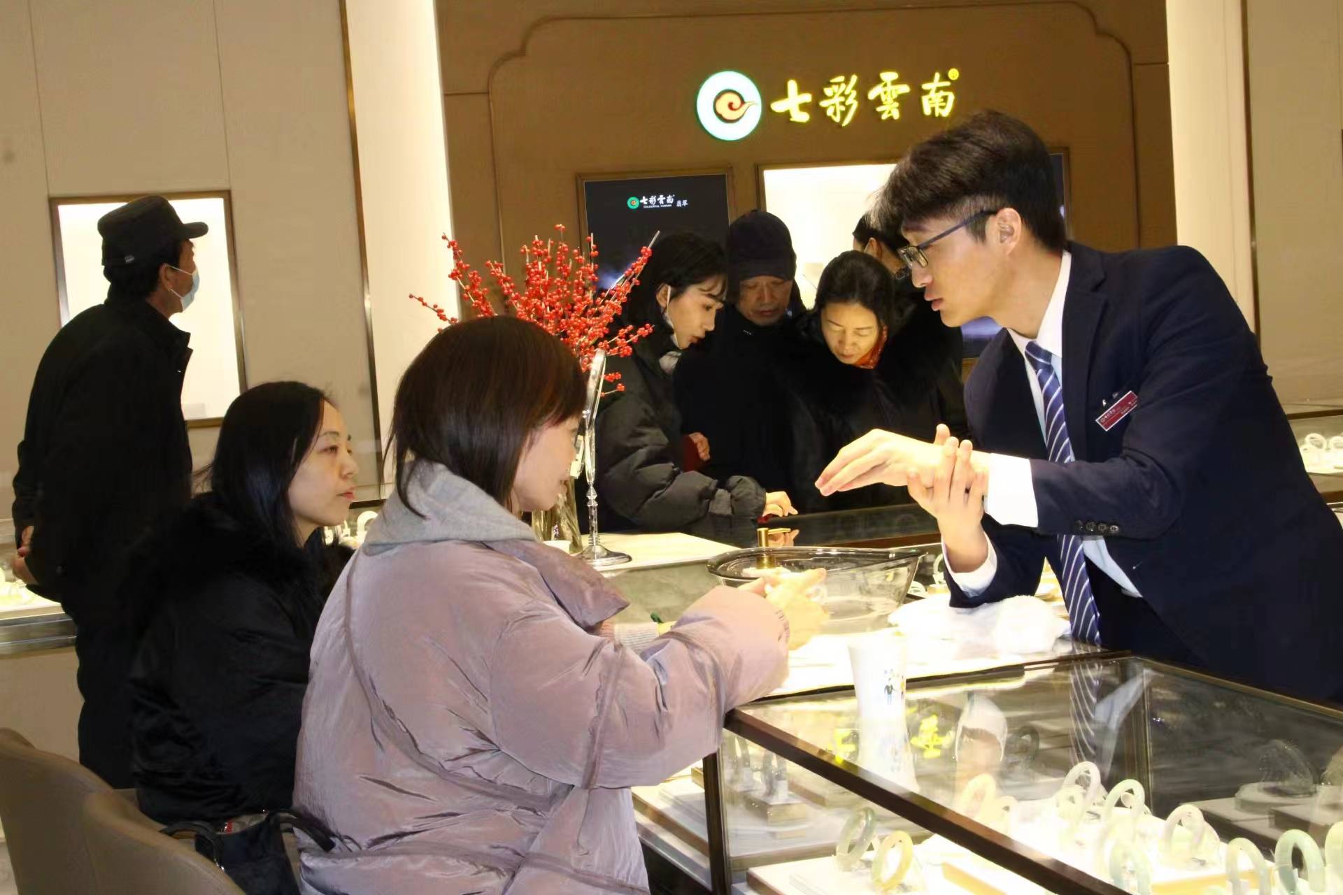 七彩云南翡翠新装开业精彩演艺引爆民众眼球_西安