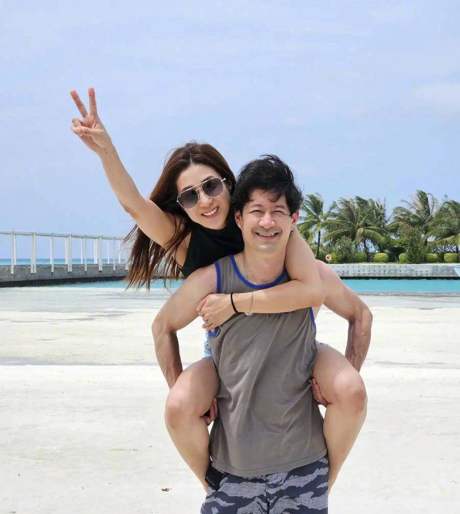 钟嘉欣与大13岁老公度假,搂抱背人超亲昵,年龄差太大看着像父女_丈夫