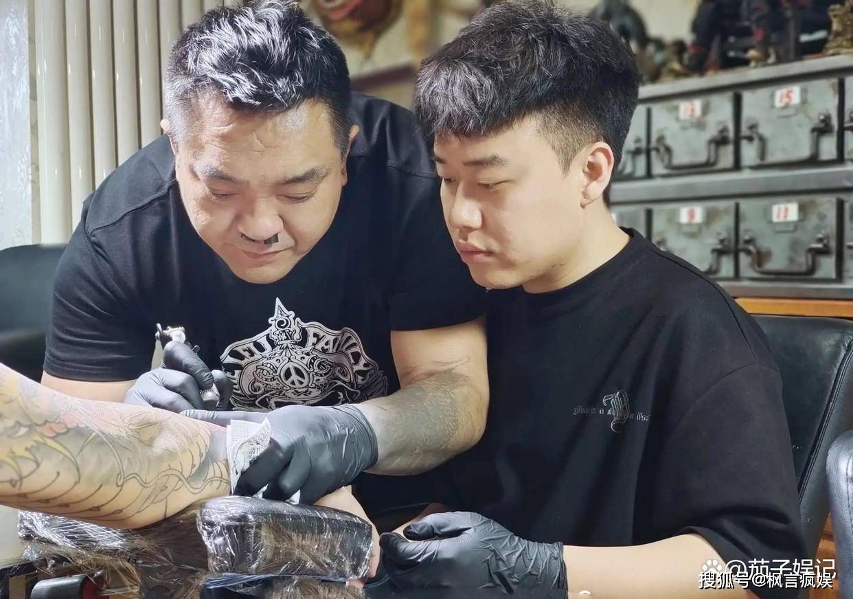 42岁"中国雾王"因劳累过度脑溢血去世,追求艺术极致令人痛心_李占山