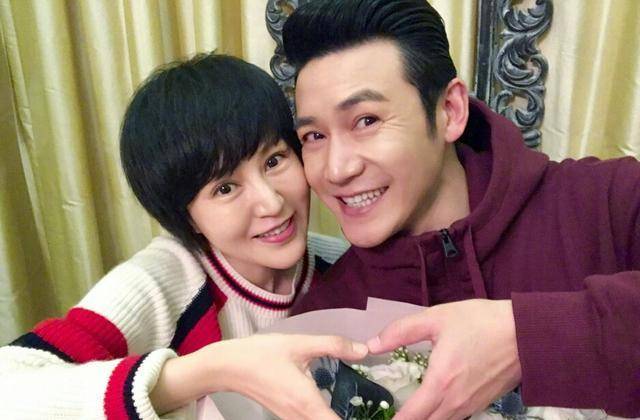 鲍蕾晒旅游照,复古打扮很港风,但依旧挡不住容颜的衰老_照片_血色