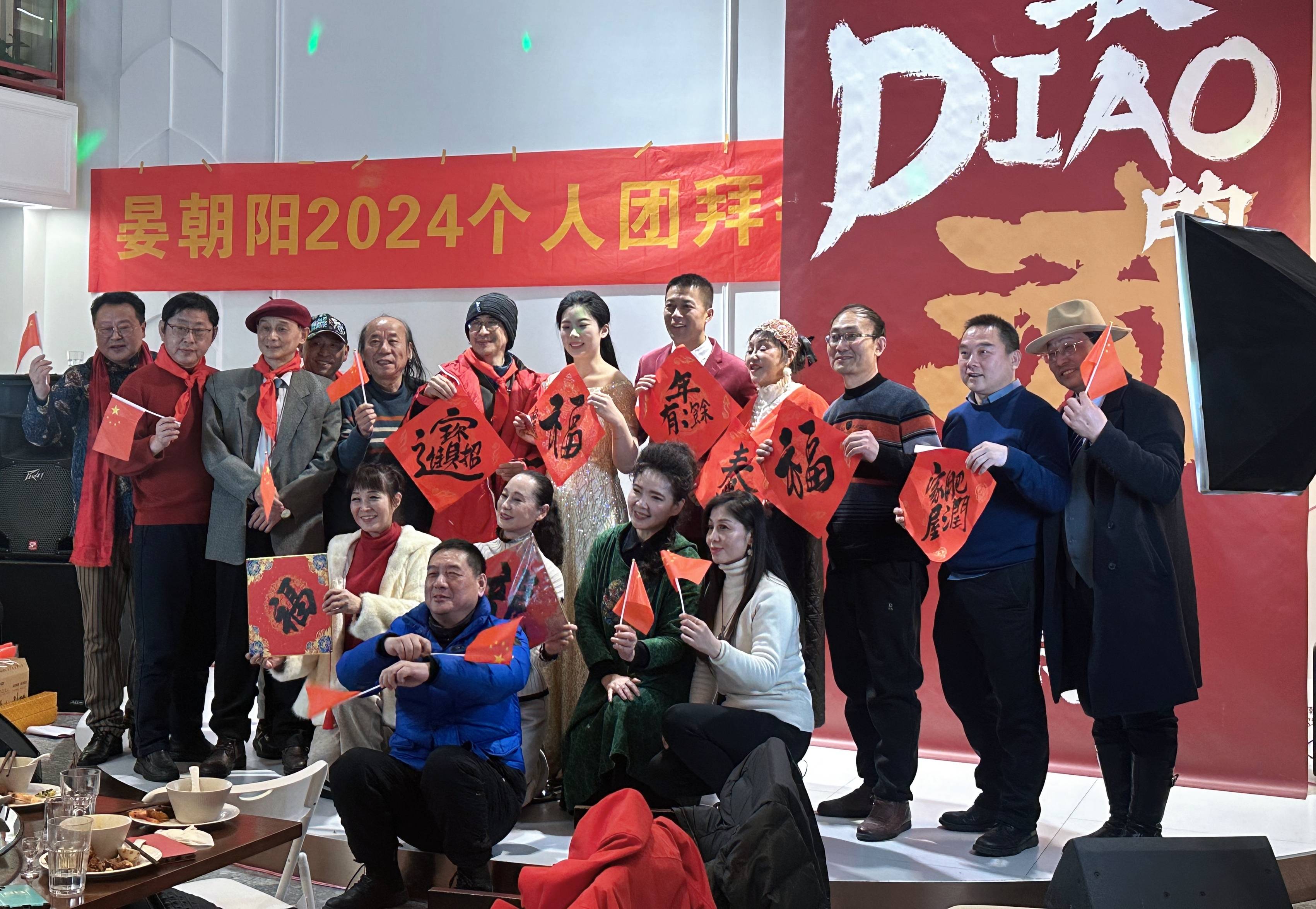 两次佩戴红领巾时隔整整60年_团拜会_晏朝阳_刘利华