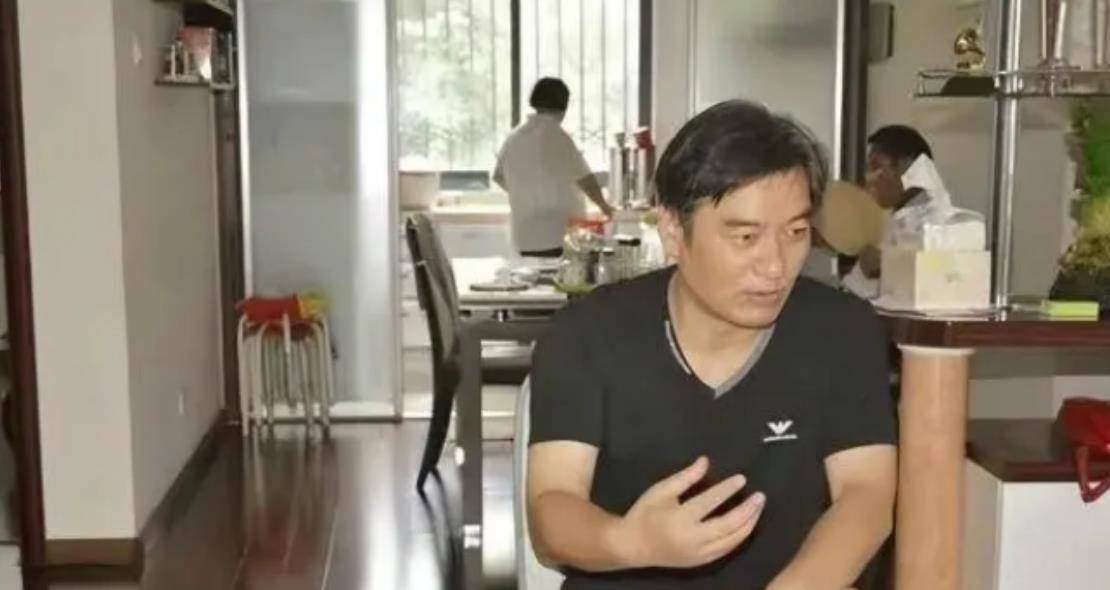 1985年战友牺牲,他信守诺言去战友家尽孝,9年后娶战友