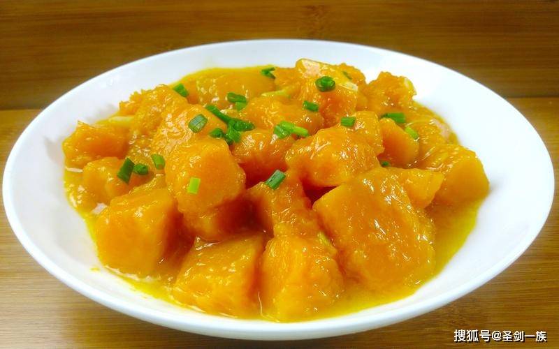 材料:南瓜:500克;红烧酱油:2勺;冰糖:适量;料酒:1勺;生姜:适量;大葱