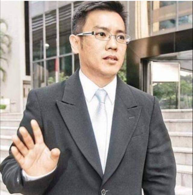 细b而后,李泰龙带着在大埔拉起的一帮渔民小弟重回尖沙咀,坐拥"尖东