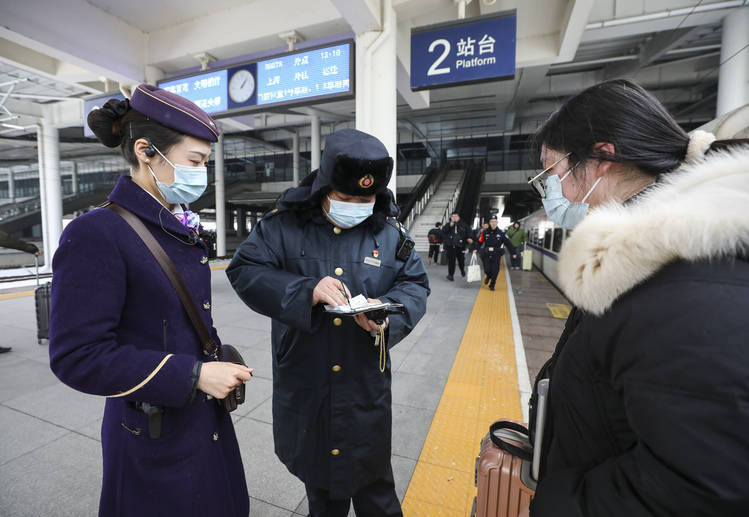 江苏淮安:站台三分钟相见 守护旅客平安回家