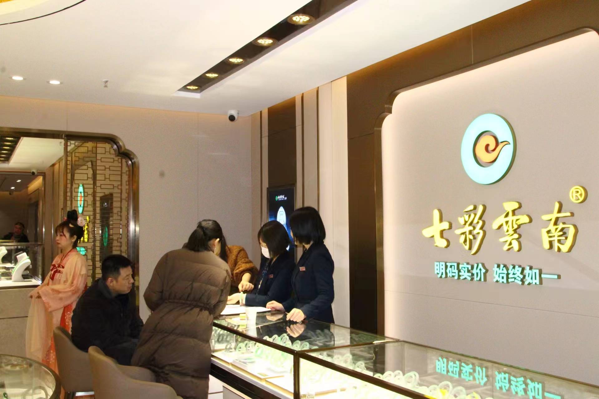 七彩云南翡翠新装开业精彩演艺引爆民众眼球_西安