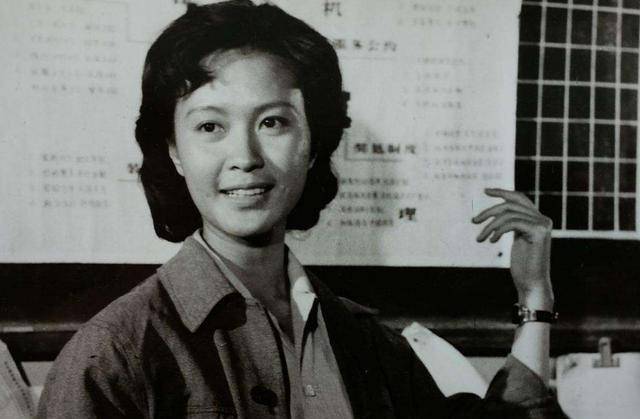 63岁方舒近照流出,分手丈夫嫁小鲜肉被坑惨,女儿却生得时尚动人_角色