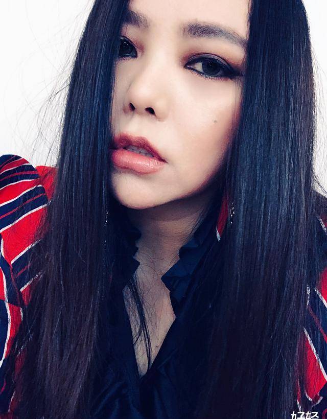 小编在翻遍了阿妹的微博和采访,帮大家找到了她漂亮的3个方法,照着这