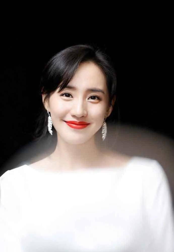 初恋女神秋雅,和沈腾合作迅速走红,最红的时候却因___