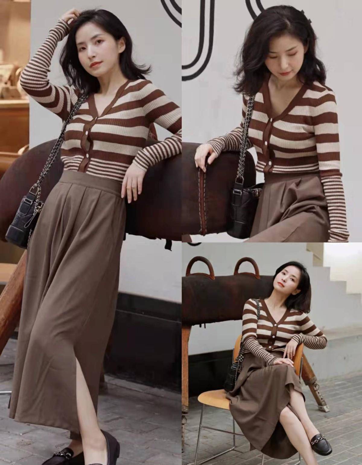 一件棕色条纹开衫,低调内敛的颜色很显知性成熟感,细条纹和粗条纹相