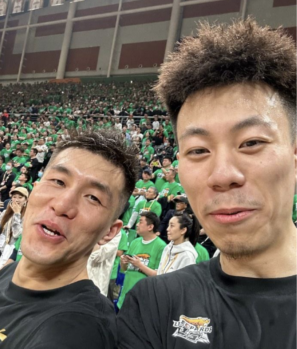 郭艾伦告别男篮真相揭晓,2张图揭开真相,韩德君比他更让人心酸_郭少