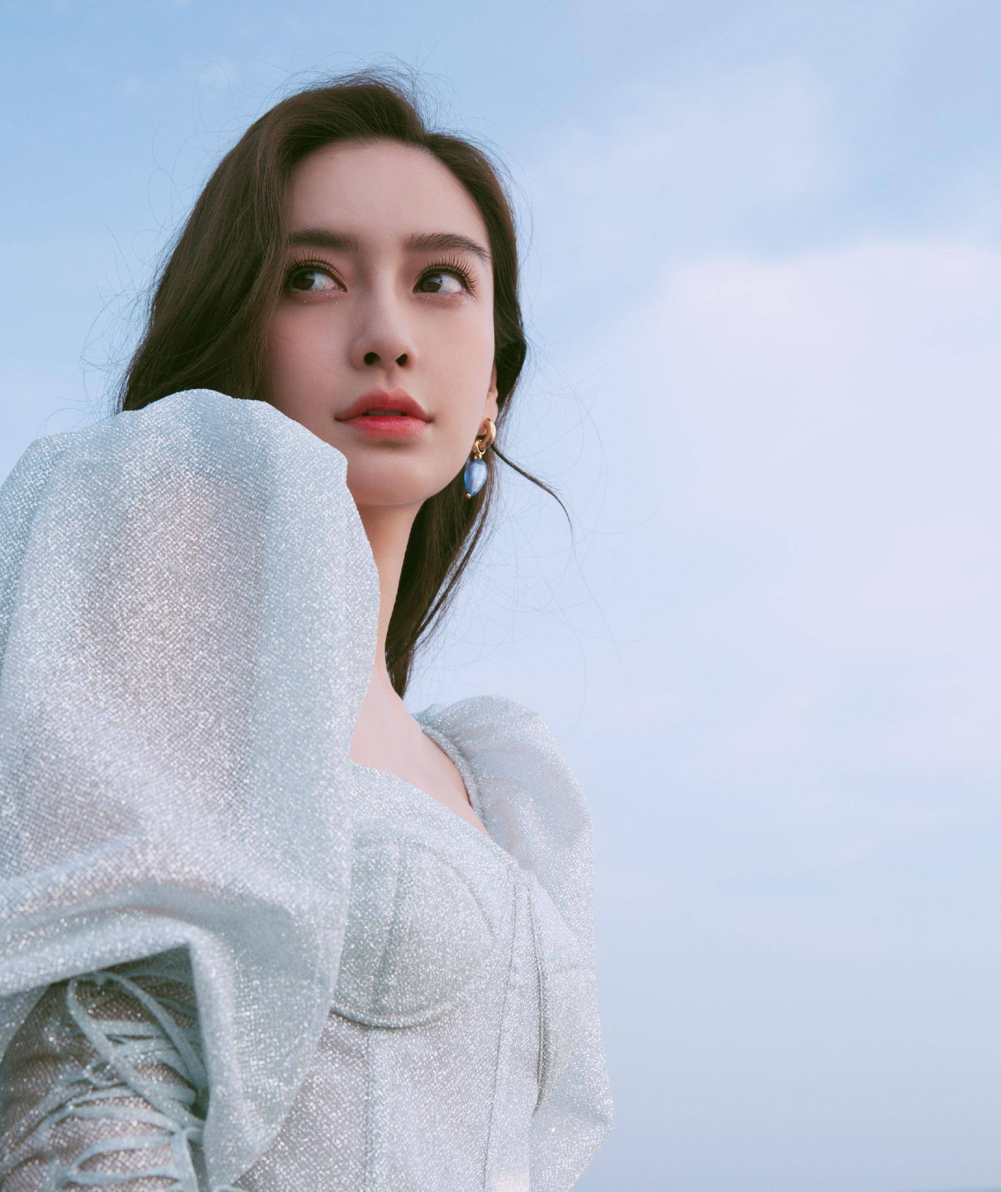 五分的争议:杨颖出演《摩天大楼》,哭戏上热搜,网友