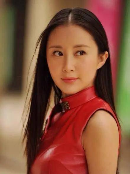 现在的舒畅才34岁,其实出道了快30年了,5岁,10岁,15岁,20岁和26岁都