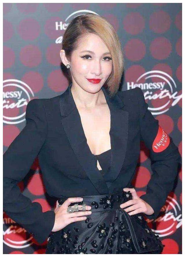 最近,天后萧亚轩在社交媒体上发布了一张诡异的照片,引起了广大网友的