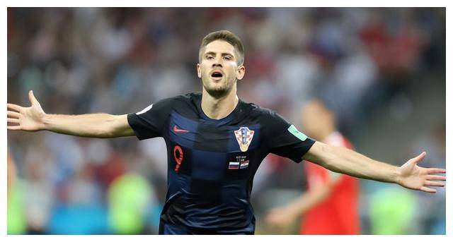 克拉马里奇的家人希望留在德国生活,而当地球迷对他也非常喜爱.