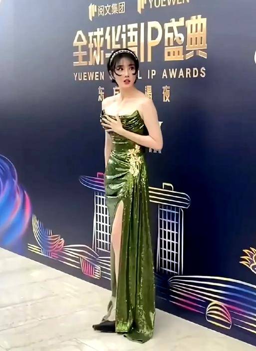 陈小纭参加盛典造型"大翻车",后背五花大绑,肩宽显壮似男人!