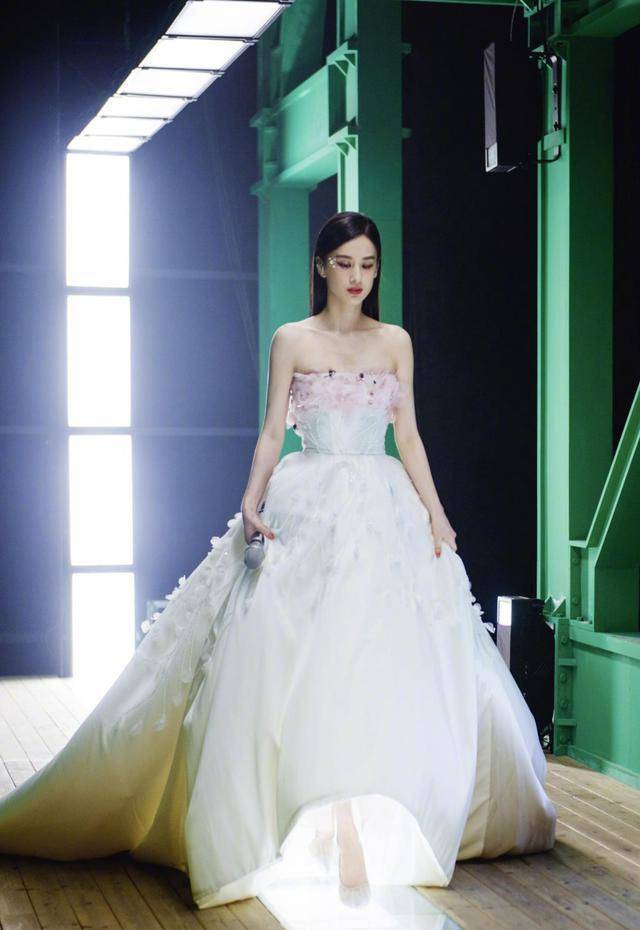 沈梦辰炫腹抢镜,黄圣依全身高