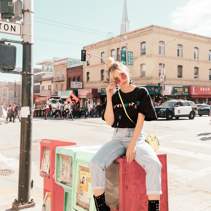 look2:字母t恤 牛仔裤鲜艳的橘色代表着活力四射,所以橘色条纹t恤也