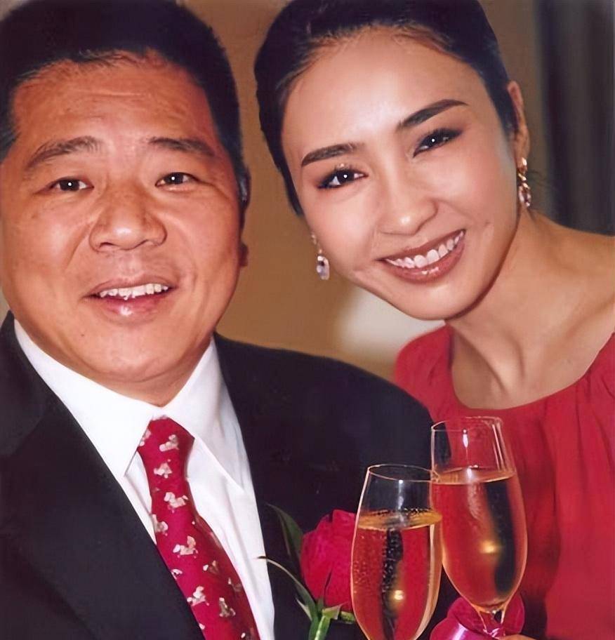 时间一晃就到了2007年,彼时黎姿的弟弟黎婴已经学成归来,在香港开了一