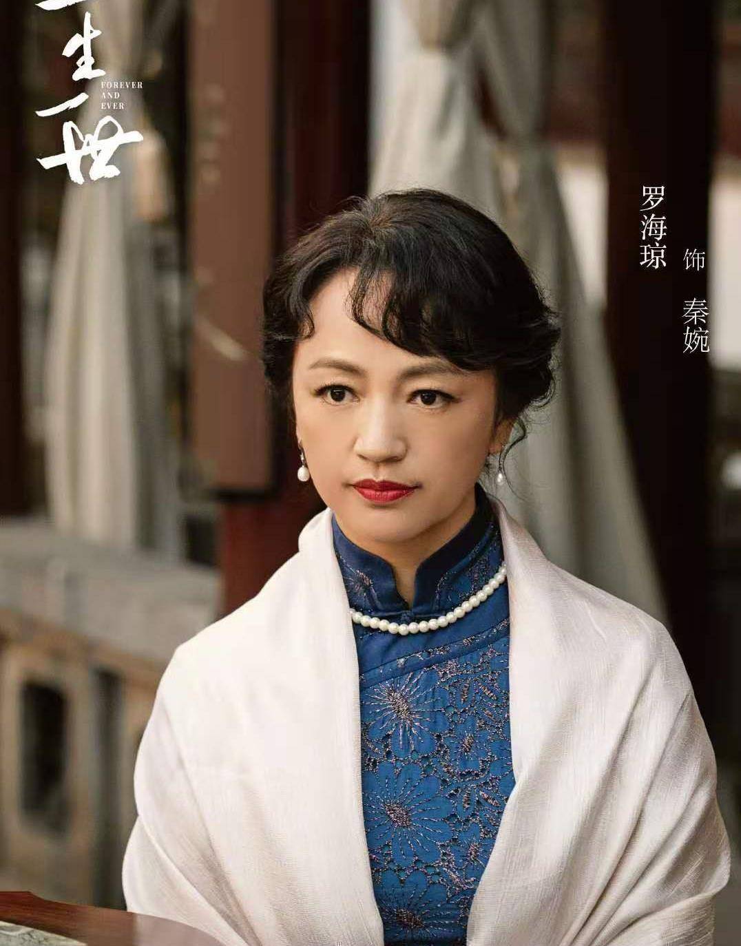 47岁罗海琼华谊老板娘片场无人识,独自叉腰心情不悦疑受冷落_状态
