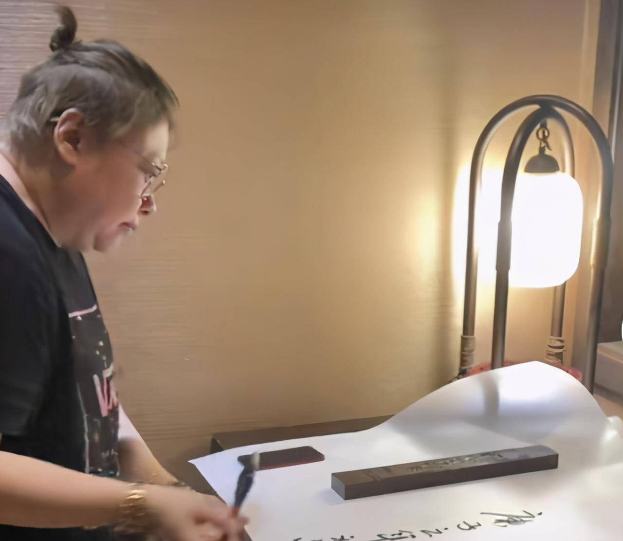 49岁韩红暴瘦后练书法,面容憔悴,身体健康状况引担忧_雍西_活动_母亲