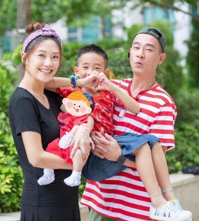 应采儿二胎剖腹产画面曝光,哥哥jasper开心怀抱_陈小春_儿子_jasper