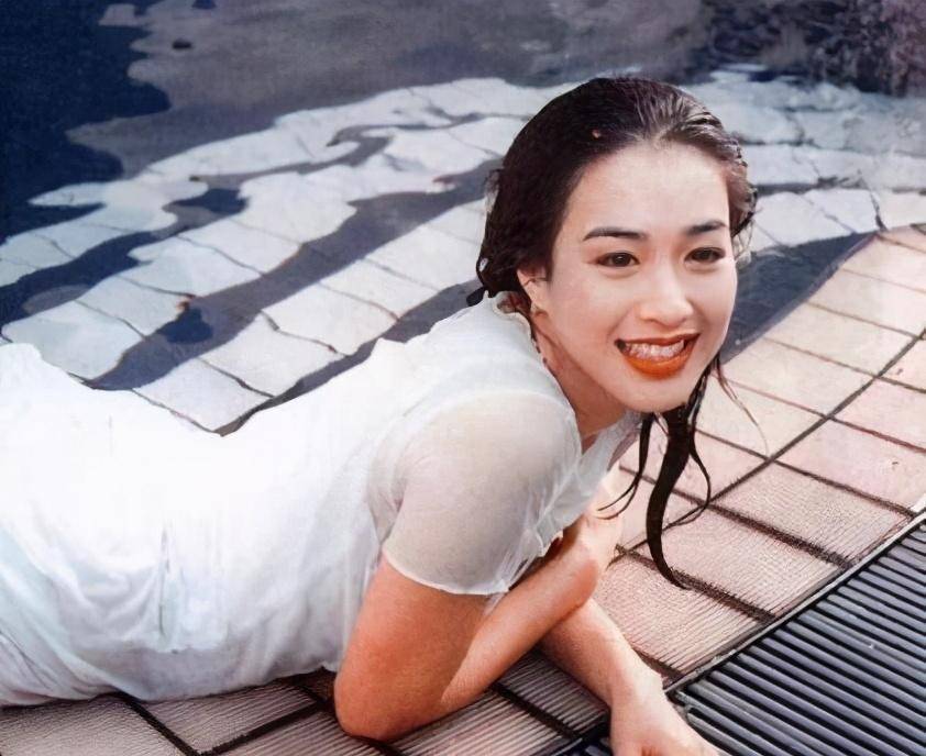 yasmine生母钟丽缇是香港著名演员,中越混血令她拥有惊人美貌,在1993