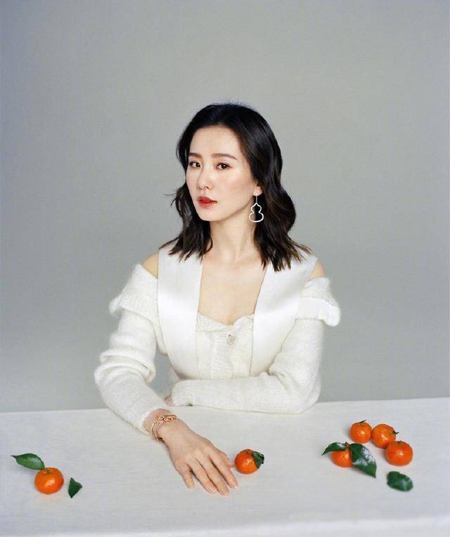 的休斯了刘诗诗的脖颈,同时这样的蓬松发型也很好的增添了她的发量