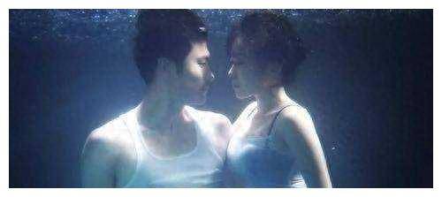 48岁闫妮水下"大片"明明一丝不露,网友:我的内心都小鹿乱撞_大妈_年龄