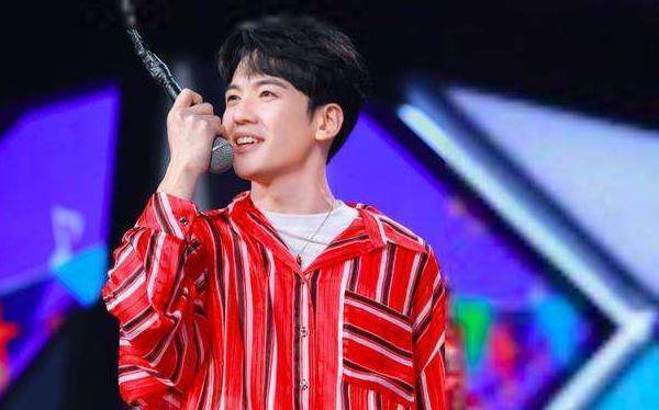 最后一个人就是姚晨的现任丈夫曹郁了,说是当时凌潇肃探班姚晨的时候