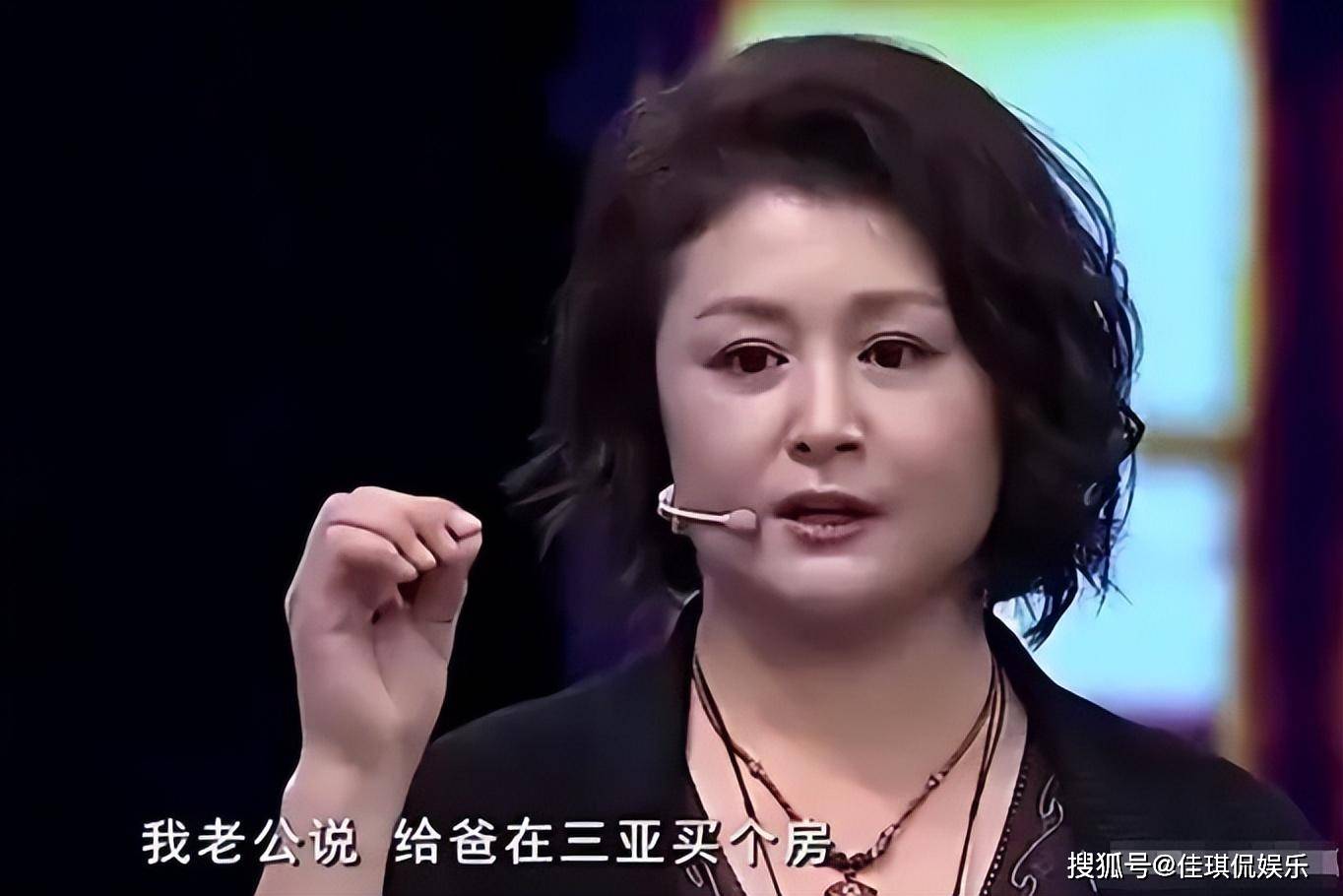 在家庭逐渐稳定之后,她也凭借话剧《圣井》被赵本山认同.