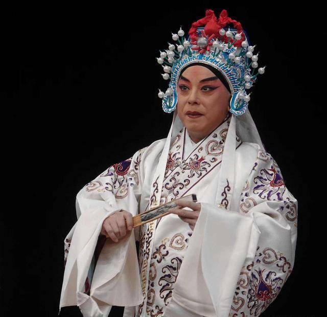上花甲之年的演员艺术下降该让位了,而不是霸着舞台_先生_年龄_于魁智