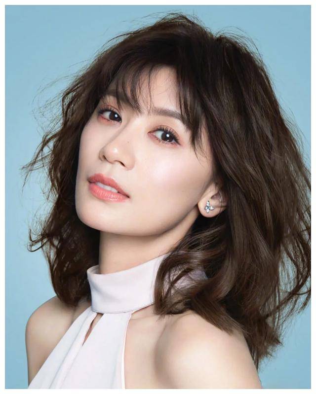 贾静雯大女儿梧桐妹日本游玩,突显唇环与舌环,成为热门谈资!