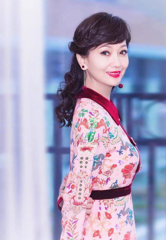 女人过了50岁,发量少的建议剪这4款发型,儿媳妇都夸有