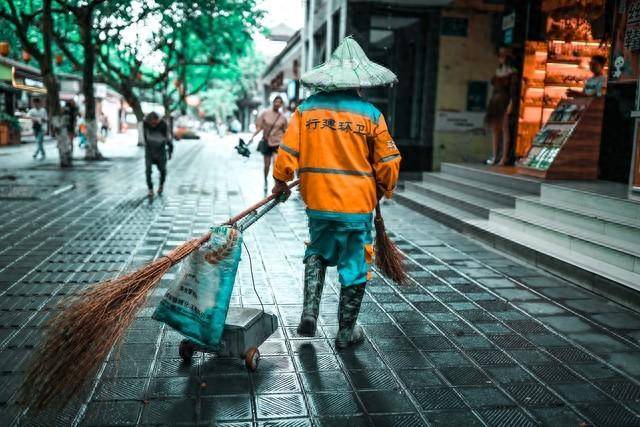 城市的守护者 环卫工人的辛劳与尊严