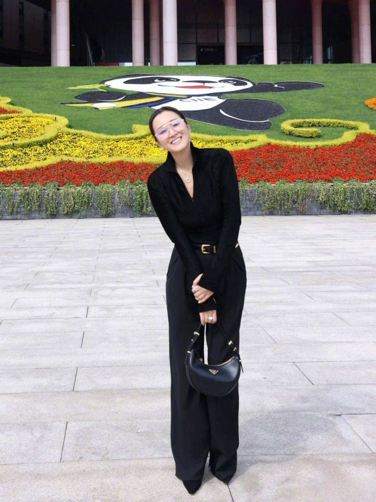 巩俐带火了一种"女精英"穿搭:帽兜白衬衫 萝卜裤,高级又洋气_黑色