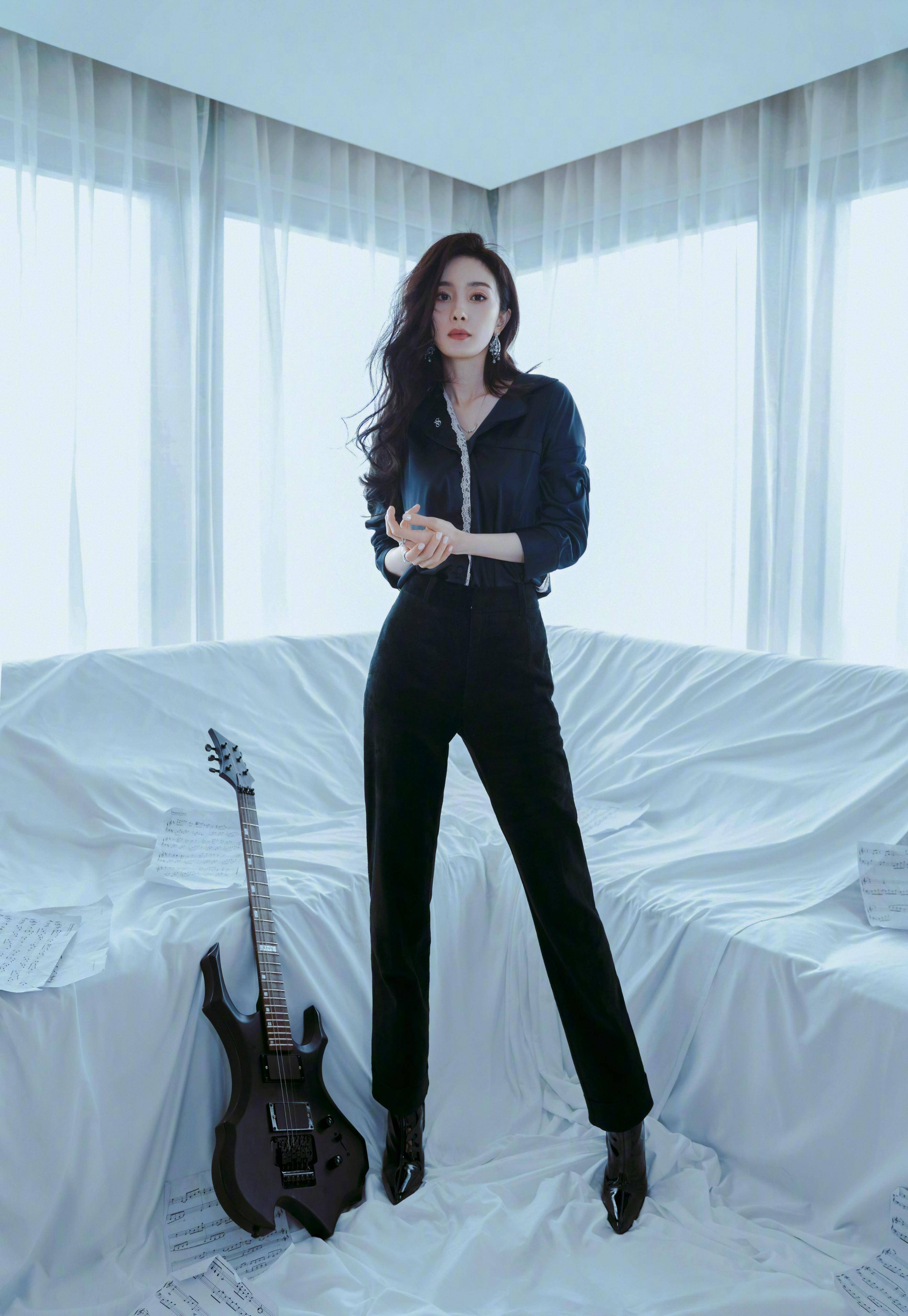 杨幂黑色上衣紧身裤搭配高跟鞋 演绎黑色的神秘感与摇滚的狂野气息