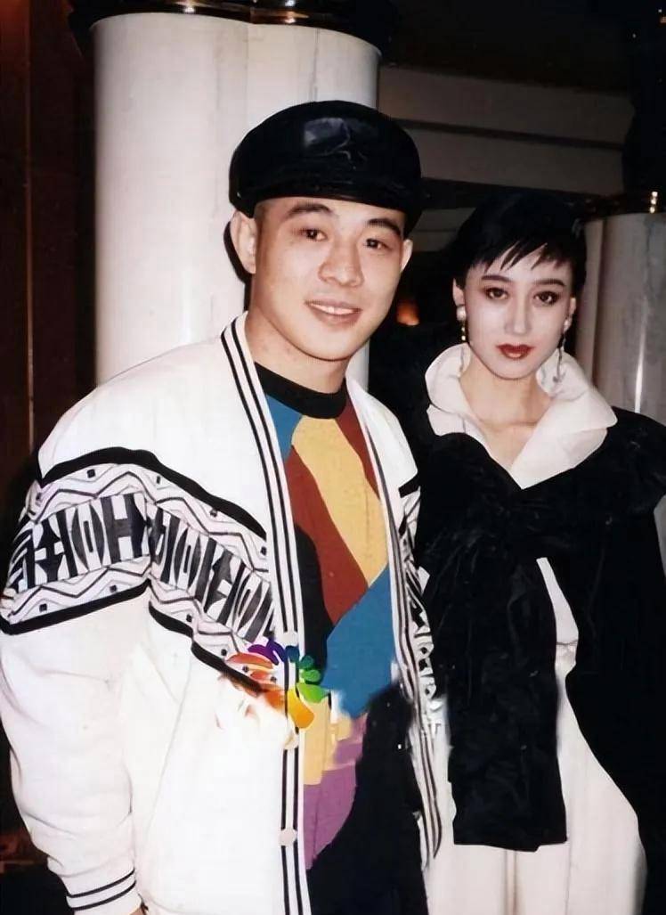 李连杰全家拜庙,62岁利智头发花白油腻如男人,女儿一